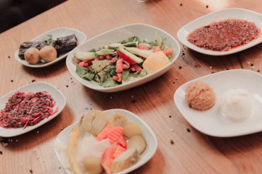 Geleneksel Türk ve Yunan yemek meze masası