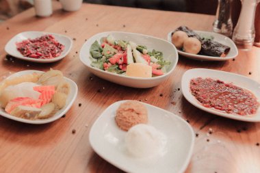 Geleneksel Türk ve Yunan yemek meze masası