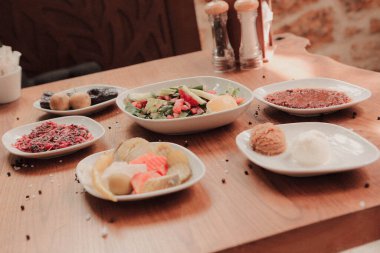Geleneksel Türk ve Yunan yemek meze masası