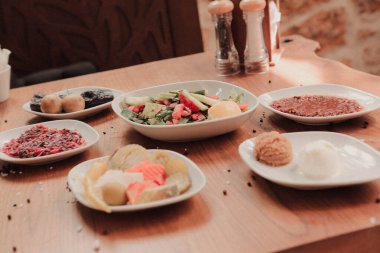 Geleneksel Türk ve Yunan yemek meze masası