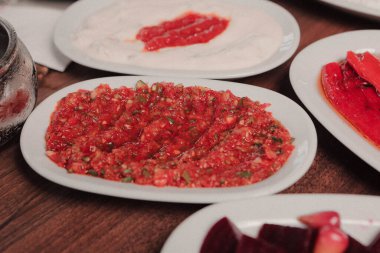 Geleneksel Türk ve Yunan yemek meze masası