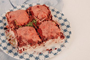 Geleneksel hindistancevizli tatlı baklavası. Ev yapımı fındıklı ve ballı baklava..