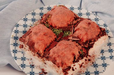 Geleneksel hindistancevizli tatlı baklavası. Ev yapımı fındıklı ve ballı baklava..