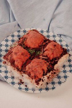 Geleneksel hindistancevizli tatlı baklavası. Ev yapımı fındıklı ve ballı baklava..