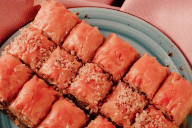 Geleneksel hindistancevizli tatlı baklavası. Ev yapımı fındıklı ve ballı baklava..