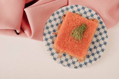 Geleneksel hindistancevizli tatlı baklavası. Ev yapımı fındıklı ve ballı baklava..