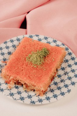 Geleneksel hindistancevizli tatlı baklavası. Ev yapımı fındıklı ve ballı baklava..