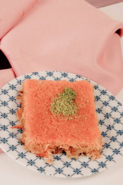 Geleneksel hindistancevizli tatlı baklavası. Ev yapımı fındıklı ve ballı baklava..