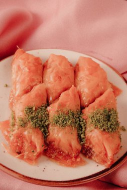 Geleneksel hindistancevizli tatlı baklavası. Ev yapımı fındıklı ve ballı baklava..