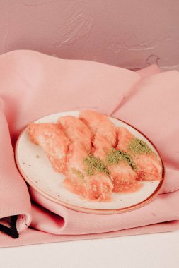 Geleneksel hindistancevizli tatlı baklavası. Ev yapımı fındıklı ve ballı baklava..