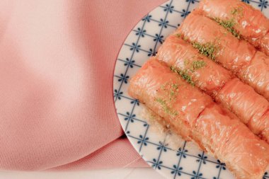 Geleneksel hindistancevizli tatlı baklavası. Ev yapımı fındıklı ve ballı baklava..