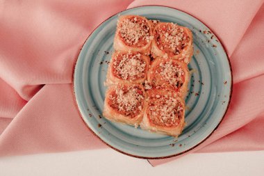 Geleneksel hindistancevizli tatlı baklavası. Ev yapımı fındıklı ve ballı baklava..