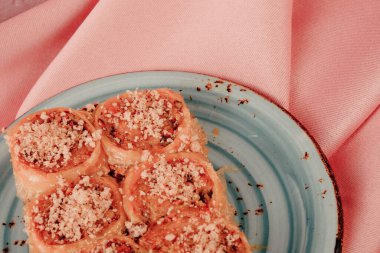 Geleneksel hindistancevizli tatlı baklavası. Ev yapımı fındıklı ve ballı baklava..