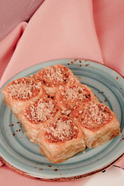 Geleneksel hindistancevizli tatlı baklavası. Ev yapımı fındıklı ve ballı baklava..