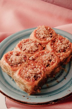 Geleneksel hindistancevizli tatlı baklavası. Ev yapımı fındıklı ve ballı baklava..