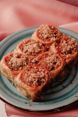 Geleneksel hindistancevizli tatlı baklavası. Ev yapımı fındıklı ve ballı baklava..