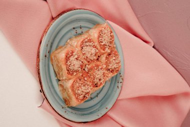 Geleneksel hindistancevizli tatlı baklavası. Ev yapımı fındıklı ve ballı baklava..