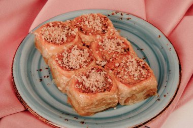 Geleneksel hindistancevizli tatlı baklavası. Ev yapımı fındıklı ve ballı baklava..