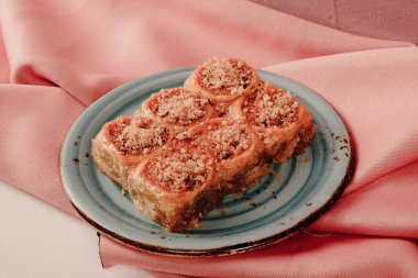 Geleneksel hindistancevizli tatlı baklavası. Ev yapımı fındıklı ve ballı baklava..