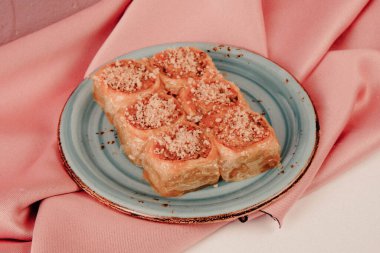 Geleneksel hindistancevizli tatlı baklavası. Ev yapımı fındıklı ve ballı baklava..