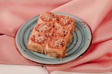 Geleneksel hindistancevizli tatlı baklavası. Ev yapımı fındıklı ve ballı baklava..