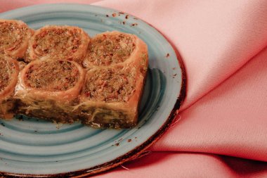 Geleneksel hindistancevizli tatlı baklavası. Ev yapımı fındıklı ve ballı baklava..