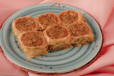 Geleneksel hindistancevizli tatlı baklavası. Ev yapımı fındıklı ve ballı baklava..
