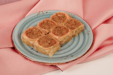 Geleneksel hindistancevizli tatlı baklavası. Ev yapımı fındıklı ve ballı baklava..