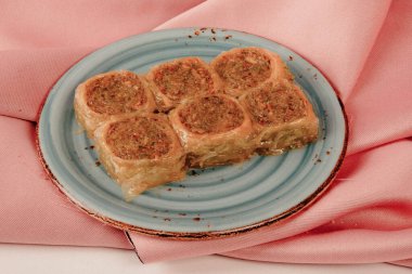 Geleneksel hindistancevizli tatlı baklavası. Ev yapımı fındıklı ve ballı baklava..