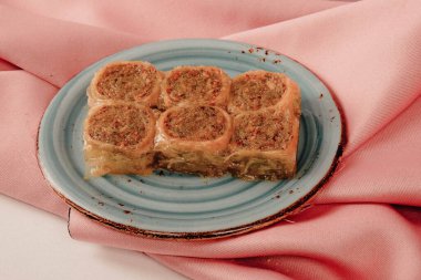 Geleneksel hindistancevizli tatlı baklavası. Ev yapımı fındıklı ve ballı baklava..