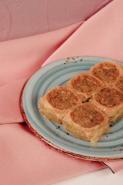 Geleneksel hindistancevizli tatlı baklavası. Ev yapımı fındıklı ve ballı baklava..