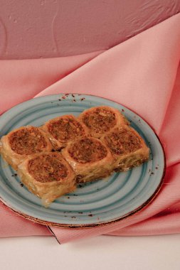 Geleneksel hindistancevizli tatlı baklavası. Ev yapımı fındıklı ve ballı baklava..