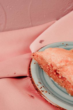 Geleneksel hindistancevizli tatlı baklavası. Ev yapımı fındıklı ve ballı baklava..