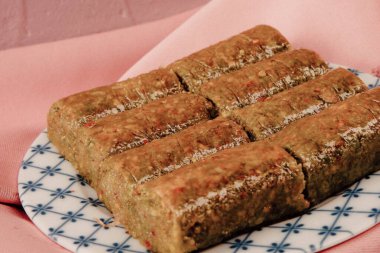 Geleneksel hindistancevizli tatlı baklavası. Ev yapımı fındıklı ve ballı baklava..