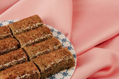 Geleneksel hindistancevizli tatlı baklavası. Ev yapımı fındıklı ve ballı baklava..