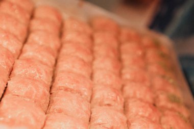 Geleneksel hindistancevizli tatlı baklavası. Ev yapımı fındıklı ve ballı baklava..