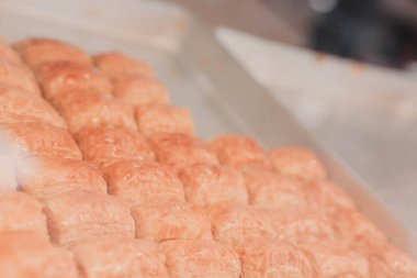 Geleneksel hindistancevizli tatlı baklavası. Ev yapımı fındıklı ve ballı baklava..