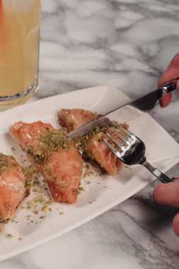 Geleneksel hindistancevizli tatlı baklavası. Ev yapımı fındıklı ve ballı baklava..