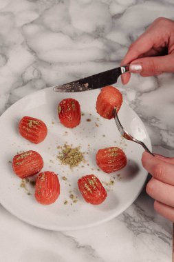 Geleneksel hindistancevizli tatlı baklavası. Ev yapımı fındıklı ve ballı baklava..