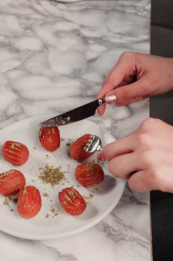 Geleneksel hindistancevizli tatlı baklavası. Ev yapımı fındıklı ve ballı baklava..