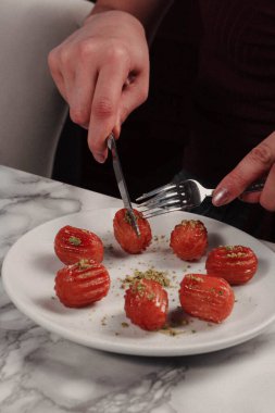 Geleneksel hindistancevizli tatlı baklavası. Ev yapımı fındıklı ve ballı baklava..