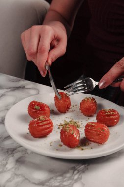 Geleneksel hindistancevizli tatlı baklavası. Ev yapımı fındıklı ve ballı baklava..
