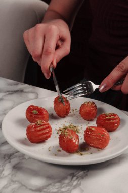 Geleneksel hindistancevizli tatlı baklavası. Ev yapımı fındıklı ve ballı baklava..