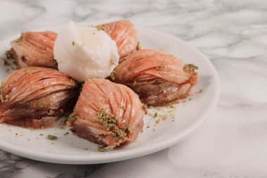 Geleneksel hindistancevizli tatlı baklavası. Ev yapımı fındıklı ve ballı baklava..