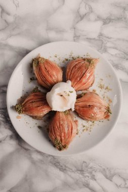 Geleneksel hindistancevizli tatlı baklavası. Ev yapımı fındıklı ve ballı baklava..