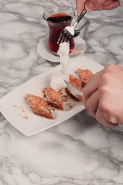 Geleneksel hindistancevizli tatlı baklavası. Ev yapımı fındıklı ve ballı baklava..