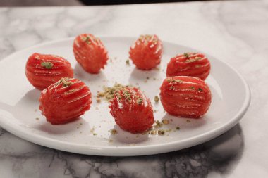 Geleneksel hindistancevizli tatlı baklavası. Ev yapımı fındıklı ve ballı baklava..