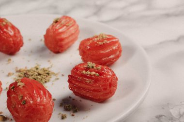 Geleneksel hindistancevizli tatlı baklavası. Ev yapımı fındıklı ve ballı baklava..