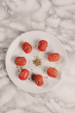 Geleneksel hindistancevizli tatlı baklavası. Ev yapımı fındıklı ve ballı baklava..