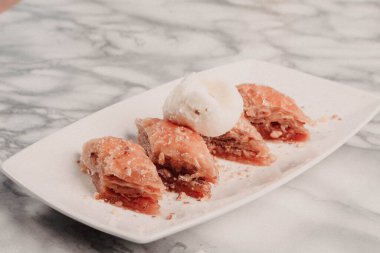 Geleneksel hindistancevizli tatlı baklavası. Ev yapımı fındıklı ve ballı baklava..